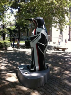 Нашествие гигантских пингвинов в Мадриде &ndash; туристы в восторге