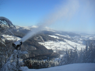 Лыжникам в горах Чехии предложат согреться в ледяном баре
