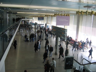 В аэропорту Парижа задержана банда грузчиков-грабителей