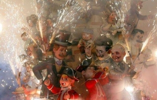 Испанский фестиваль Лас-Фальяс посвящается началу весны