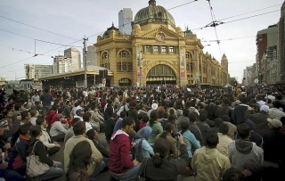 На акцию протеста в Индии вышли более ста тысяч человек