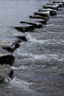 Переправа через реку Дав по каменным ступенькам запрещена