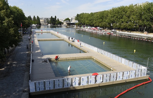 В Париже открыли бесплатные бассейны на время летней жары