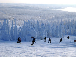 В Финляндии открыли горнолыжный сезон на прошлогоднем снегу