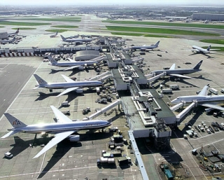 Сотни пассажиров были эвакуированы из аэропорта Хитроу в Лондоне