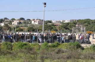 Жители Туниса гибнут, пытаясь покинуть страну