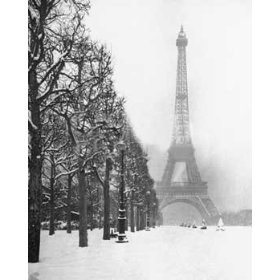 Туристы в Париже не могут попасть на Эйфелеву башню из-за снега