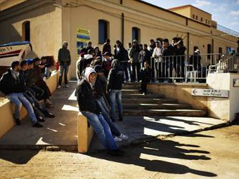 На итальянском острове Лампедуза становится тесно