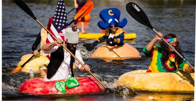 США: В штате Орегон в тринадцатый раз пройдет заплыв на гигантских тыквах