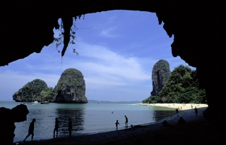 Таиланд активно приглашает туристов на уцелевшие курорты