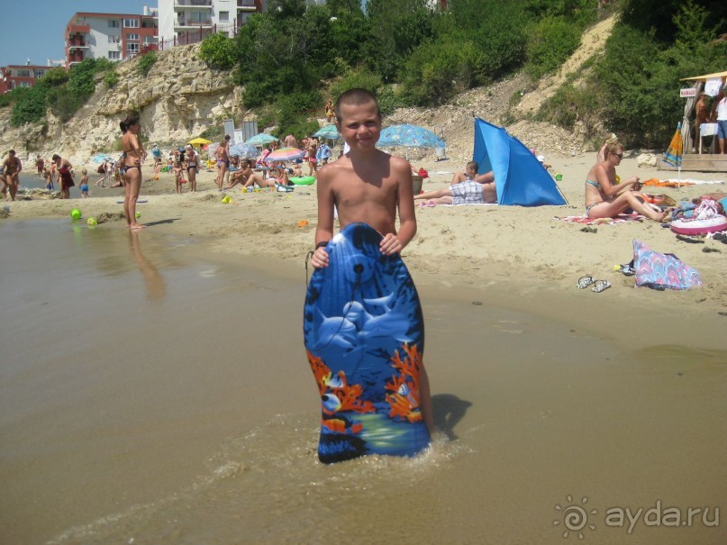 Скала,на которой стоит комплекс Гранд Резорт Форт Нокс и пляж под ней