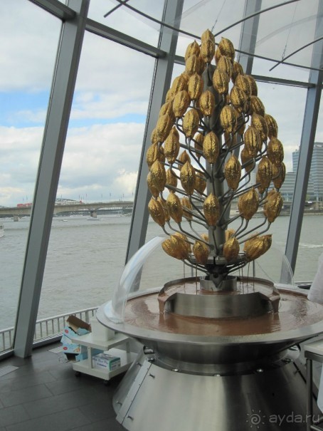 шоколад , который там налит, дают всем пробовать мокая в него вафли