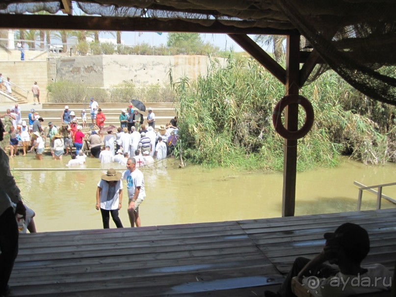 река Иордан , дальний берег -Израиль, ближний - Иордания... граница между странами - середина реки