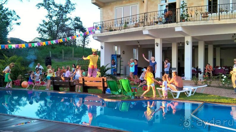 Детский отель на берегу моря, с собственным пляжем, бассейном и детской анимацией, приглашает!  Краснодарский кр. г.Сочи, Лазаревское - Вардане, пер.Огородный, 356 e-mail: sochi-pearl@yandex.ru тел. 8(989)818-78-53 Наш сайт http://sochi-pearl.umi.ru