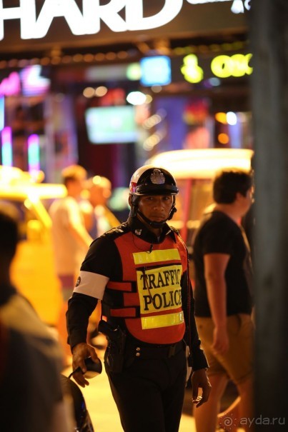 спокойный,зеленый