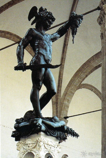 На площади есть скульптуры, более интересные, чем Давид