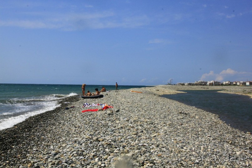 Пляж в Гячрыпше,его часть:с одной стороны горная рекас пресной ледяной водой,а с другой Черное море