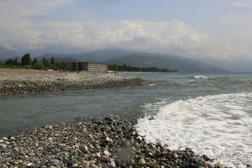 Река впадает в море