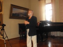 известный сценарист,  галерея Айвазовского.Педагог,драматург Олег Осетинский на вечере 19 октября 2014 года. Дата не случайна. догадайтесь-почему.