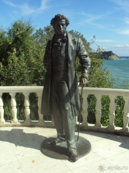 памятник пушкину в партените