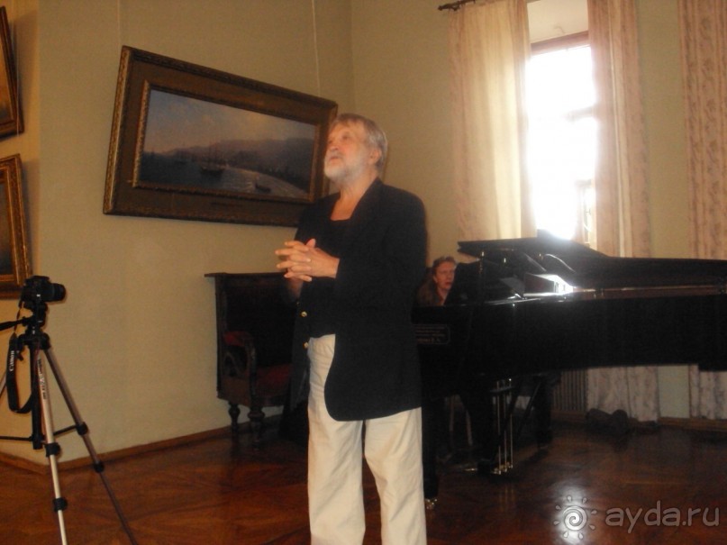 известный сценарист,  галерея Айвазовского.Педагог,драматург Олег Осетинский на вечере 19 октября 2014 года. Дата не случайна. догадайтесь-почему.