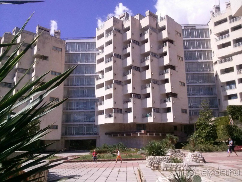 zori.su - кого интересует не только отдых но еще и оздоровление, вам суда)))
а еще свой чистый лечебный пляж! и парк, и соловьи, и вот здорово здесь!!!