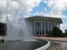 Что у ланкийца под саронгом?