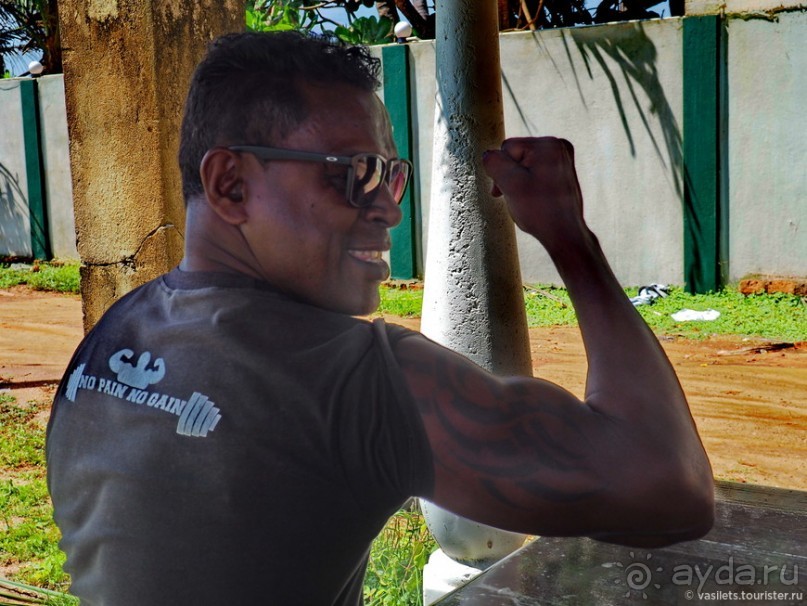 Что у ланкийца под саронгом?