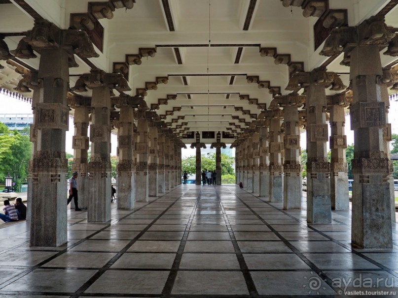 Что у ланкийца под саронгом?