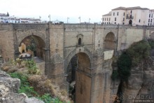 Ронда с разломом, быки и ферия