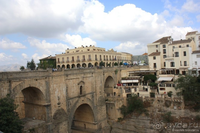 Ронда с разломом, быки и ферия