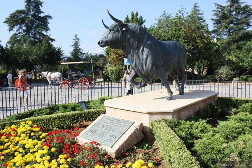 Ронда с разломом, быки и ферия