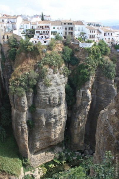 Ронда с разломом, быки и ферия