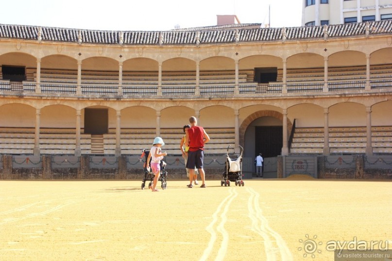 Ронда с разломом, быки и ферия