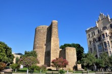 По Баку неспешным шагом