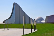 По Баку неспешным шагом