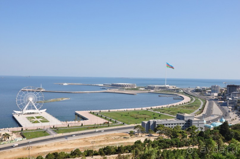 По Баку неспешным шагом