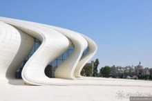 По Баку неспешным шагом