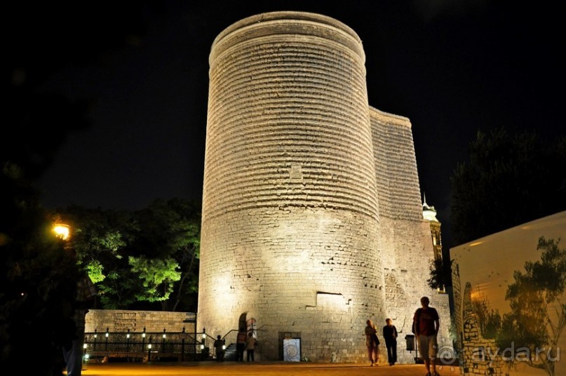 По Баку неспешным шагом