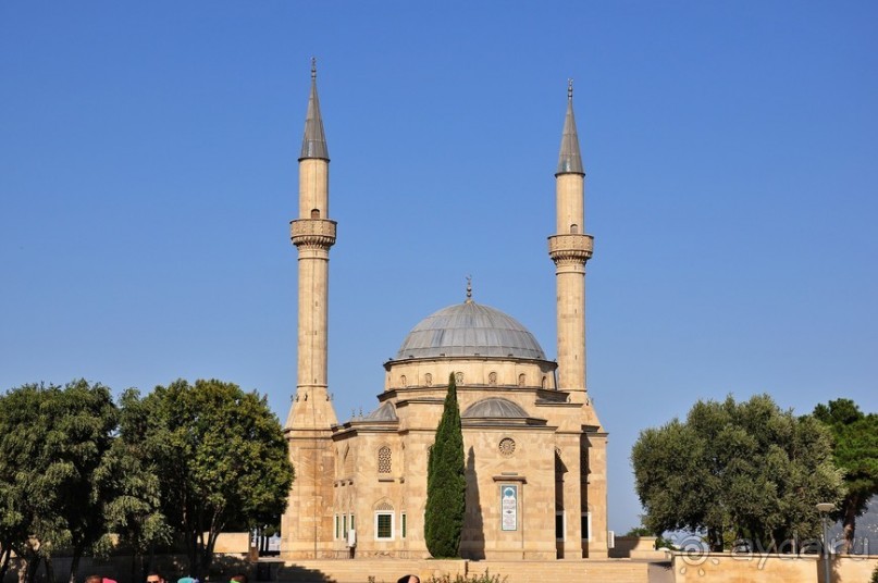 По Баку неспешным шагом