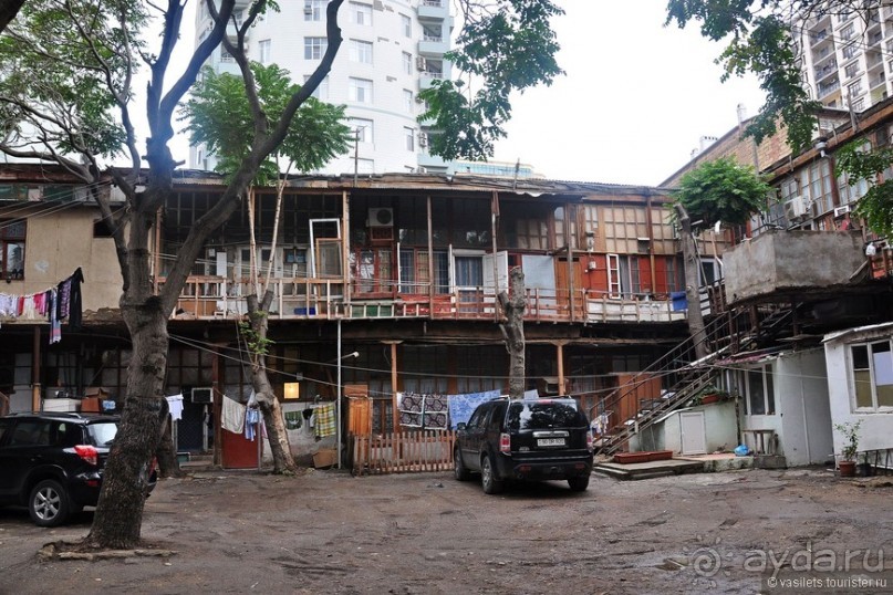 По Баку неспешным шагом