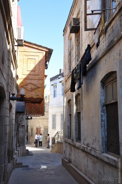 По Баку неспешным шагом