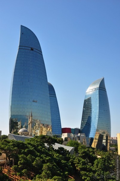 По Баку неспешным шагом