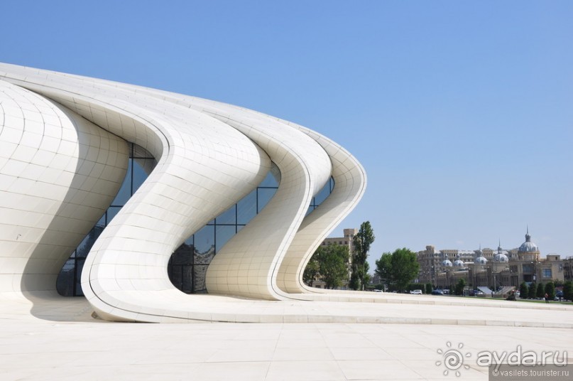 По Баку неспешным шагом