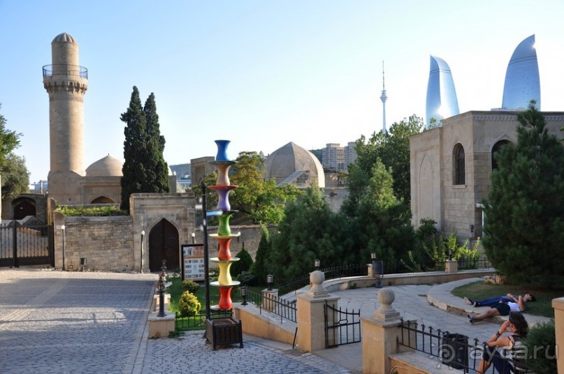 По Баку неспешным шагом