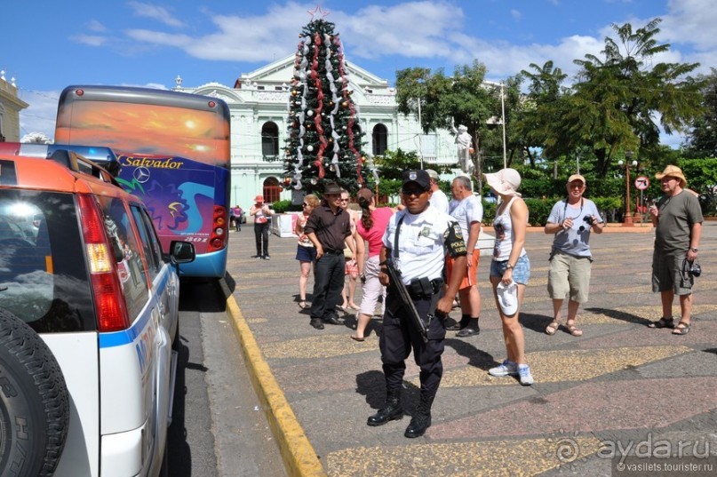 В Сальвадор под конвоем