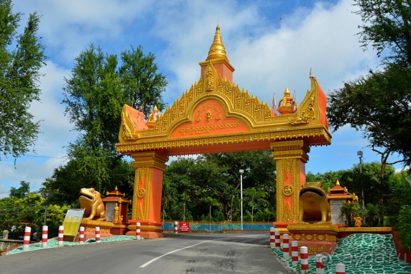 Бирманский небоскреб, храмы-дворцы и лачуги