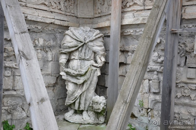 Загадочная церковь и странный недострой