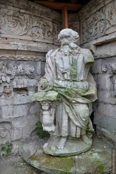 Загадочная церковь и странный недострой