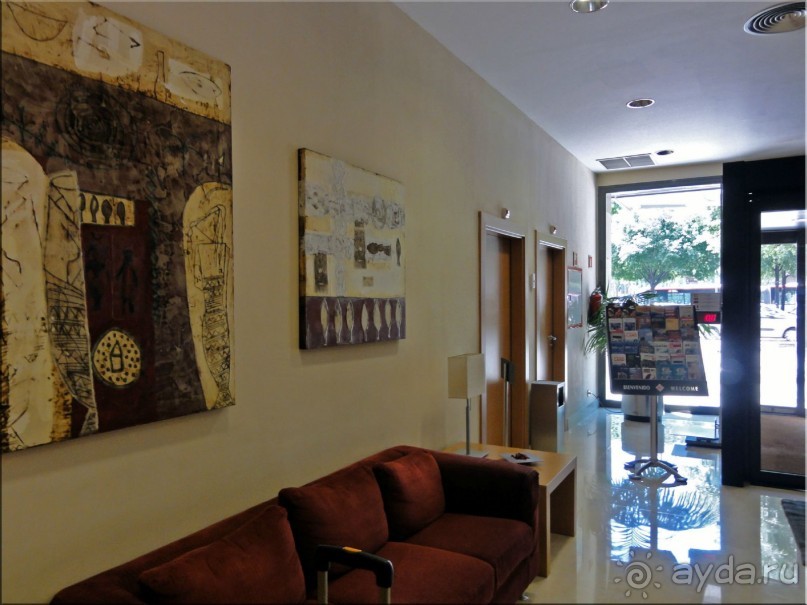 В целом - неплохой отель на одну ночь, но далековато от метро (не фатально)